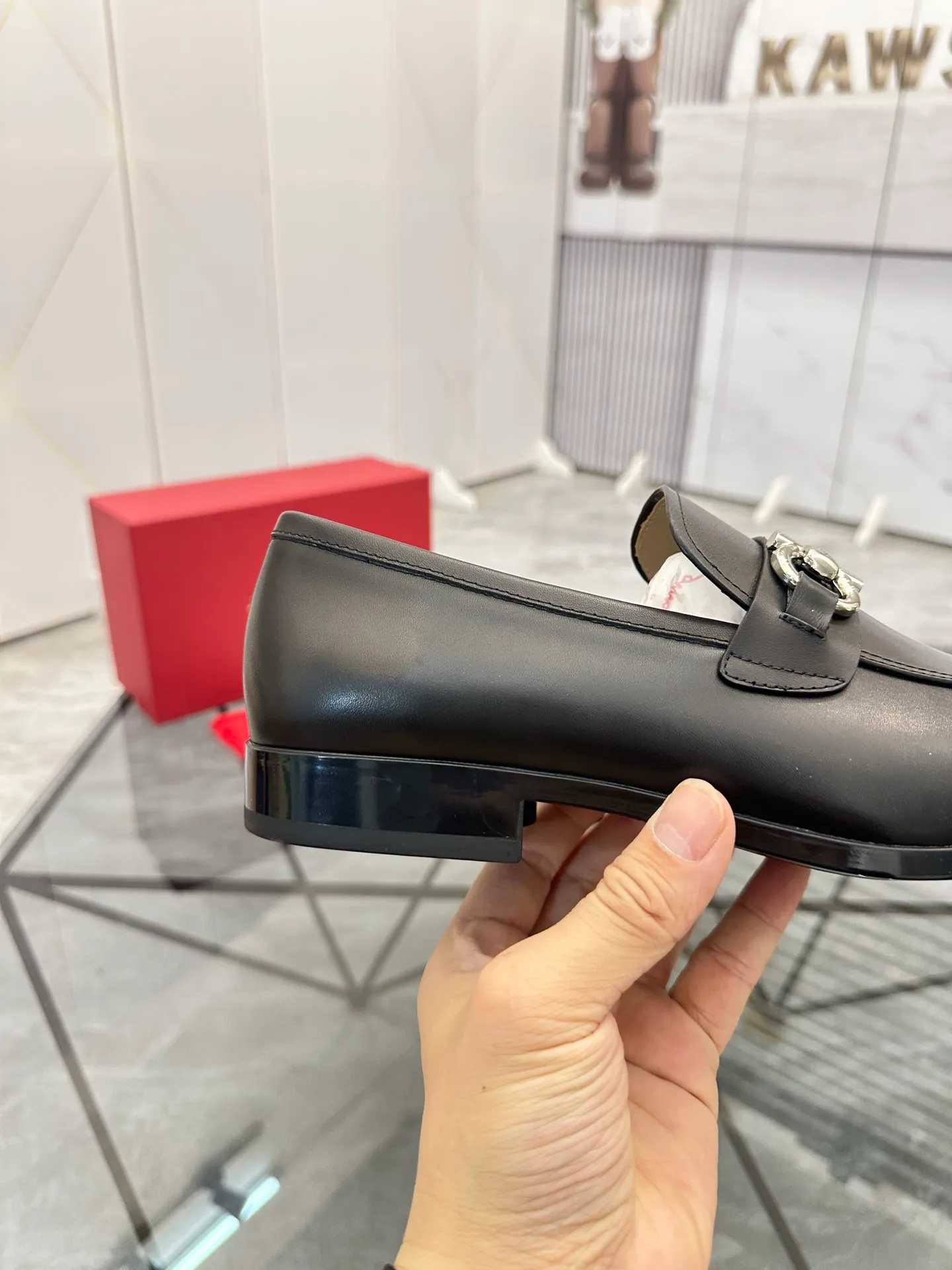 Men's shoes: 💰P640¥ High-end quality Product trademark: Ferragamo* "Ferragamo*" leather shoes Regular size: 38-44 (can be customized to 45.46.) Product materials: imported first-layer cowhide leather upper, cowhide lining, original outsole. Number: 688
